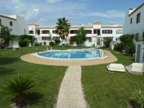 Lovely 2 bedroom house with free parking and pool, near a golf course